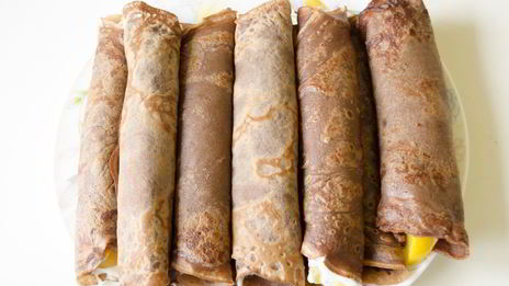 шоколадные блины с творогом и персиками