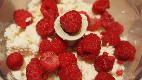 заварные блинчики с творогом и малиной