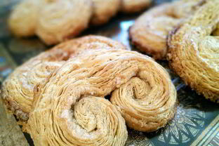 Булочки из слоеного теста Свиные уши