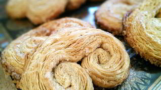 Булочки из слоеного теста Свиные уши