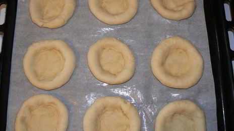 булочки с брусникой, клубникой и штрейзелем