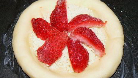 булочки с брусникой, клубникой и штрейзелем