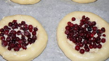 булочки с брусникой, клубникой и штрейзелем