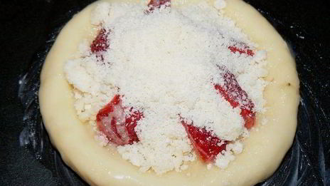 булочки с брусникой, клубникой и штрейзелем