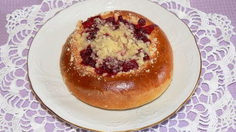 булочки с брусникой, клубникой и штрейзелем