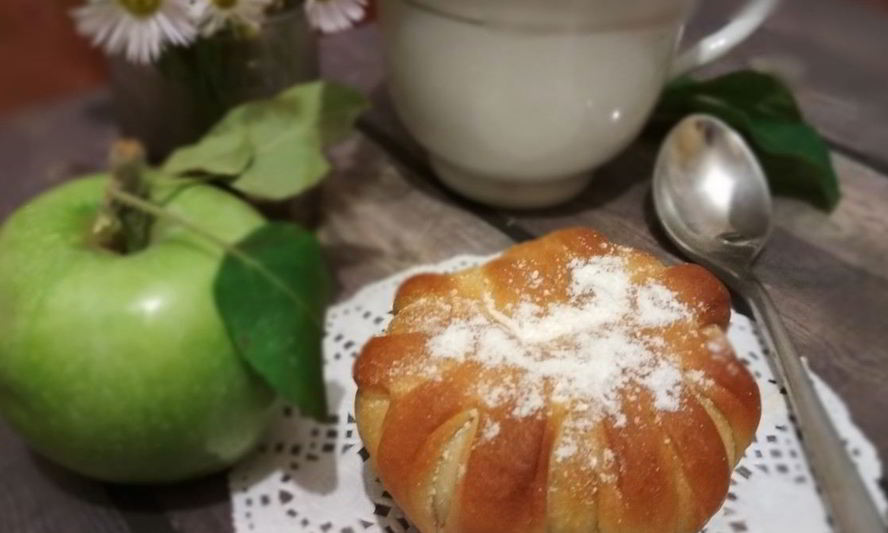 Рецепт булочки с глазированными яблоками