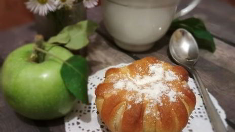 булочки с глазированными яблоками