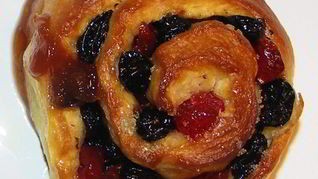 Булочки с изюмом, вишней и кизилом запеченые в карамели