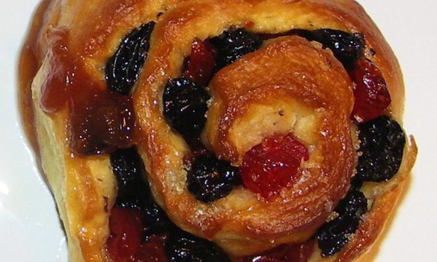 Рецепт булочки с изюмом, вишней и кизилом запеченые в карамели