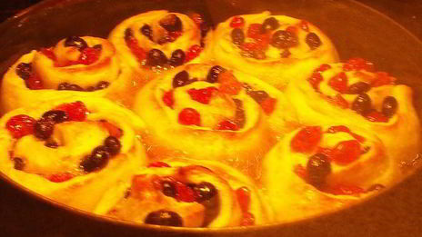 булочки с изюмом, вишней и кизилом запеченые в карамели