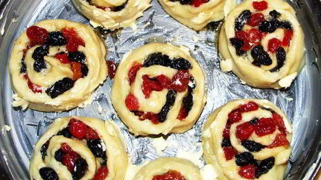 булочки с изюмом, вишней и кизилом запеченые в карамели