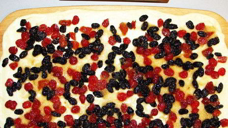 булочки с изюмом, вишней и кизилом запеченые в карамели