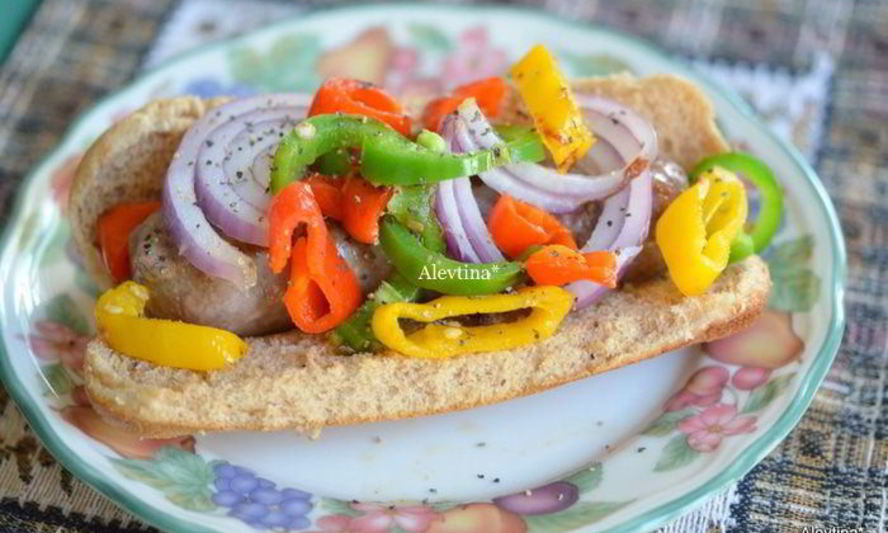 Рецепт булочки с колбаской и овощами