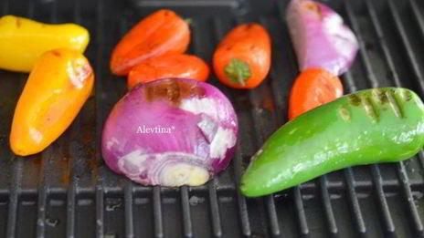 булочки с колбаской и овощами