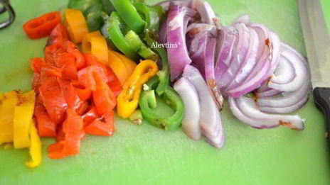 булочки с колбаской и овощами