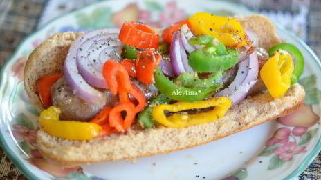 булочки с колбаской и овощами