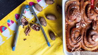 Булочки с корицей, карамельным соусом и орехами пекан