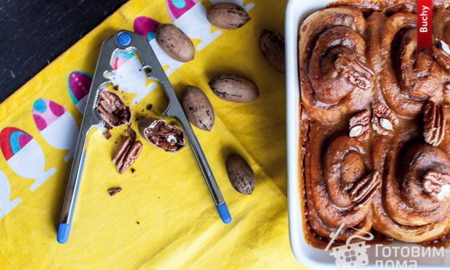Рецепт булочки с корицей, карамельным соусом и орехами пекан