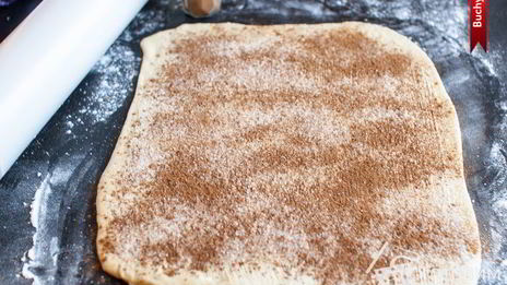 булочки с корицей, карамельным соусом и орехами пекан