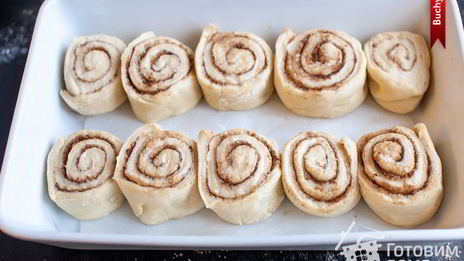 булочки с корицей, карамельным соусом и орехами пекан