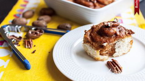 булочки с корицей, карамельным соусом и орехами пекан