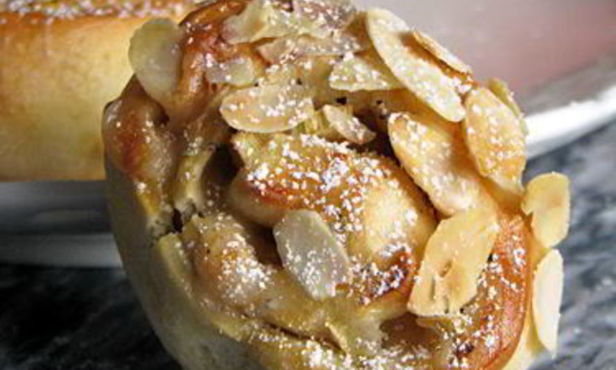 Рецепт булочки с ревенем и марципаном