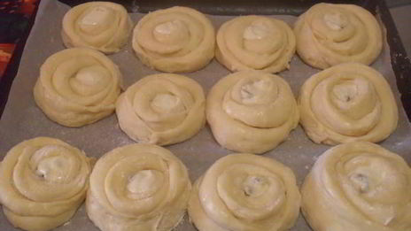 булочки с творогом и изюмом