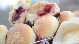 Булочки с вишней