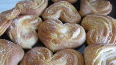 булочки-сердечки с сахаром