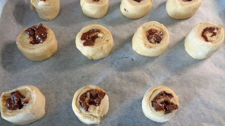 булочки-улитки с изюмом и корицей