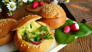 Горячие булочки с яйцом и сыром