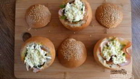 горячие булочки с яйцом и сыром