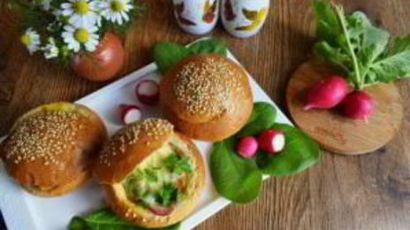 горячие булочки с яйцом и сыром
