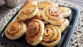 Плюшки с корицей, изюмом и сахаром завиванцы