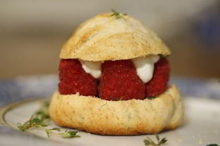 Сливочные булочки с малиной