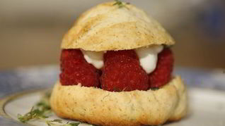 Сливочные булочки с малиной