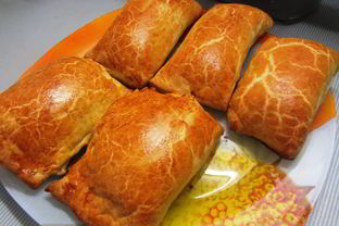 Ватрушка из слоеного теста с творогом