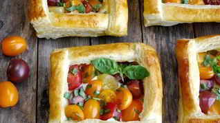 Ватрушки из слоеного теста