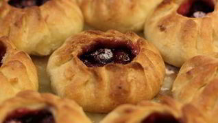 Ватрушки с вишней