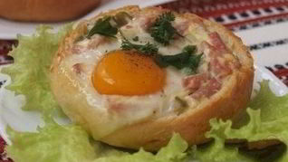 Закусочные булочки с яичницей в духовке
