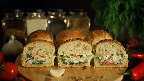 зерновые булочки-пампушки с сырно-чесночной начинкой