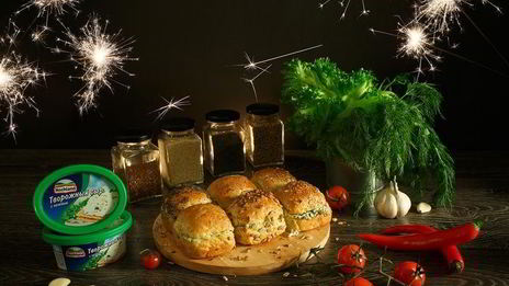 зерновые булочки-пампушки с сырно-чесночной начинкой