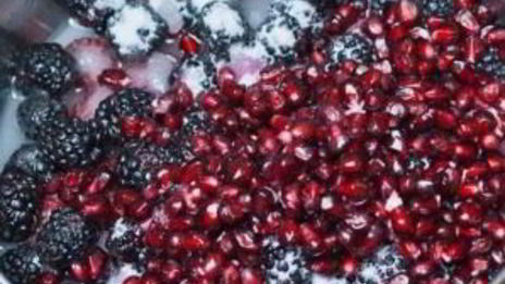 чизкейк с ежевикой, малиной и гранатом