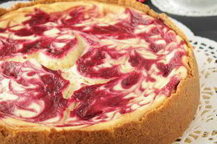 Чизкейк с маскарпоне и брусничным соусом