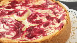 Чизкейк с маскарпоне и брусничным соусом