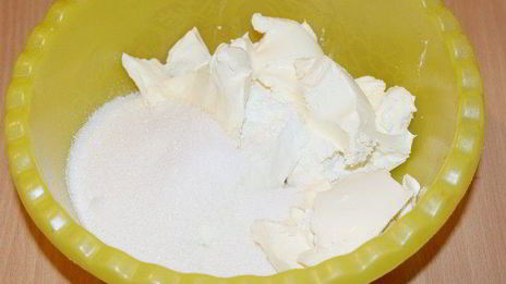 чизкейк с маскарпоне и брусничным соусом