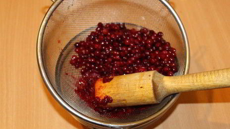 чизкейк с маскарпоне и брусничным соусом