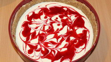 чизкейк с маскарпоне и брусничным соусом