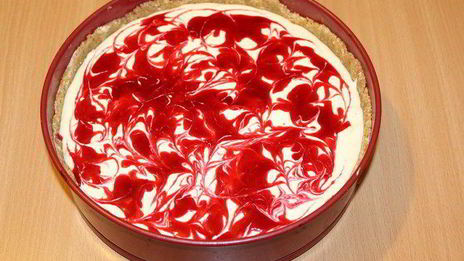 чизкейк с маскарпоне и брусничным соусом