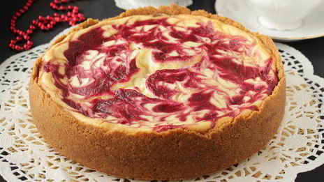 чизкейк с маскарпоне и брусничным соусом